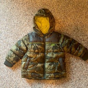 Like new Old Navy camouflage puffer jacket